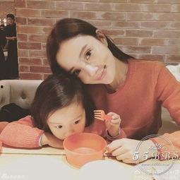 李小璐和女儿最新照片,甜蜜互动展现幸福生活